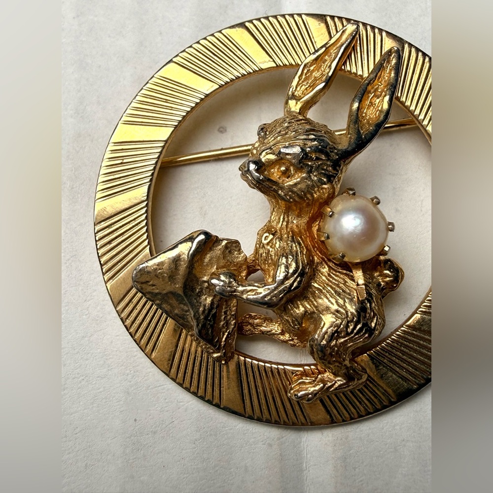 Vintage Gold Tone Textured‎ Rabbit Hare Bunny w Faux Pearl Circular Frame Easter - Picture 2 of 5